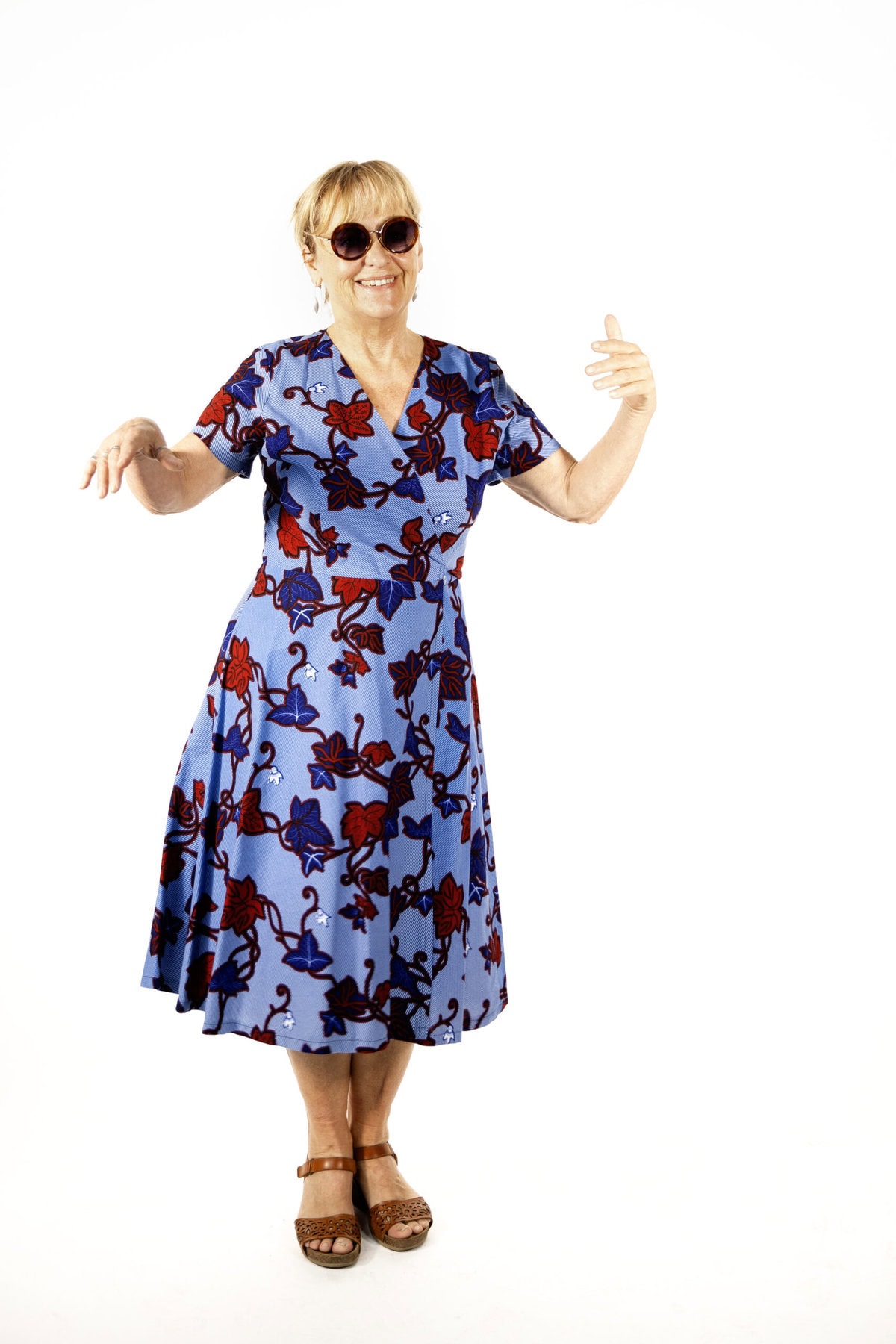 dame,zomer,jurk,kleed,vrolijk,dansen,zonnebril,vrouw