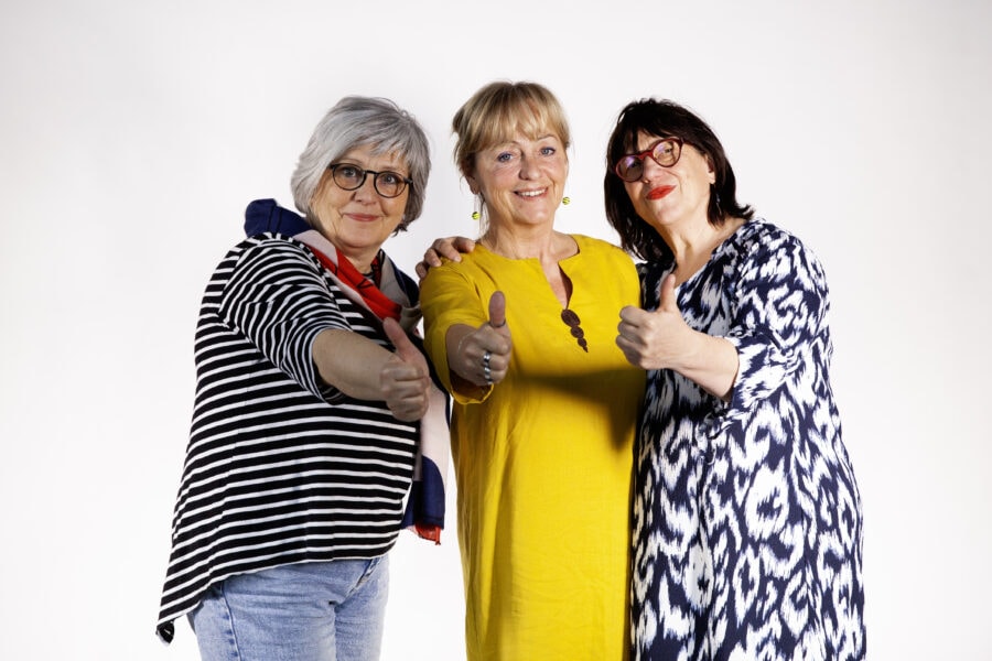 dames,vriendinnen,vrolijk,duim,tof,zomer,mode,lach,welkom,OKRA-leden,vrouw
