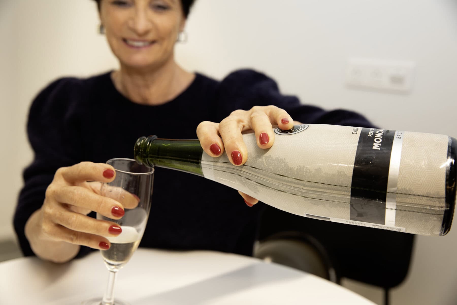 dame,OKRA-lid,feest,cava,champagne,drinken,feest,aperitief,glas,fles,vrouw,bubbels