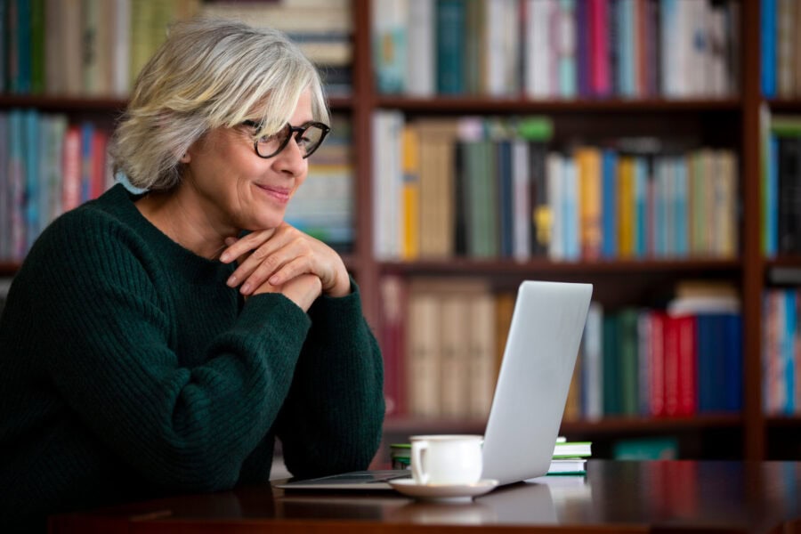 senior,vrouw,lezen,laptop,computer,videocall