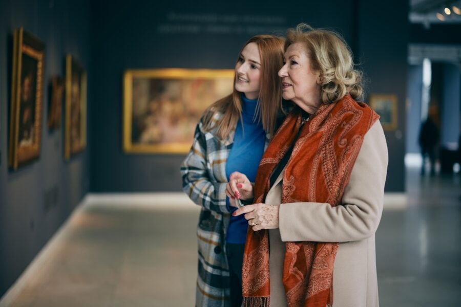 grootmoeder,kleindochter,kunst,tentoonstelling,exhibitie