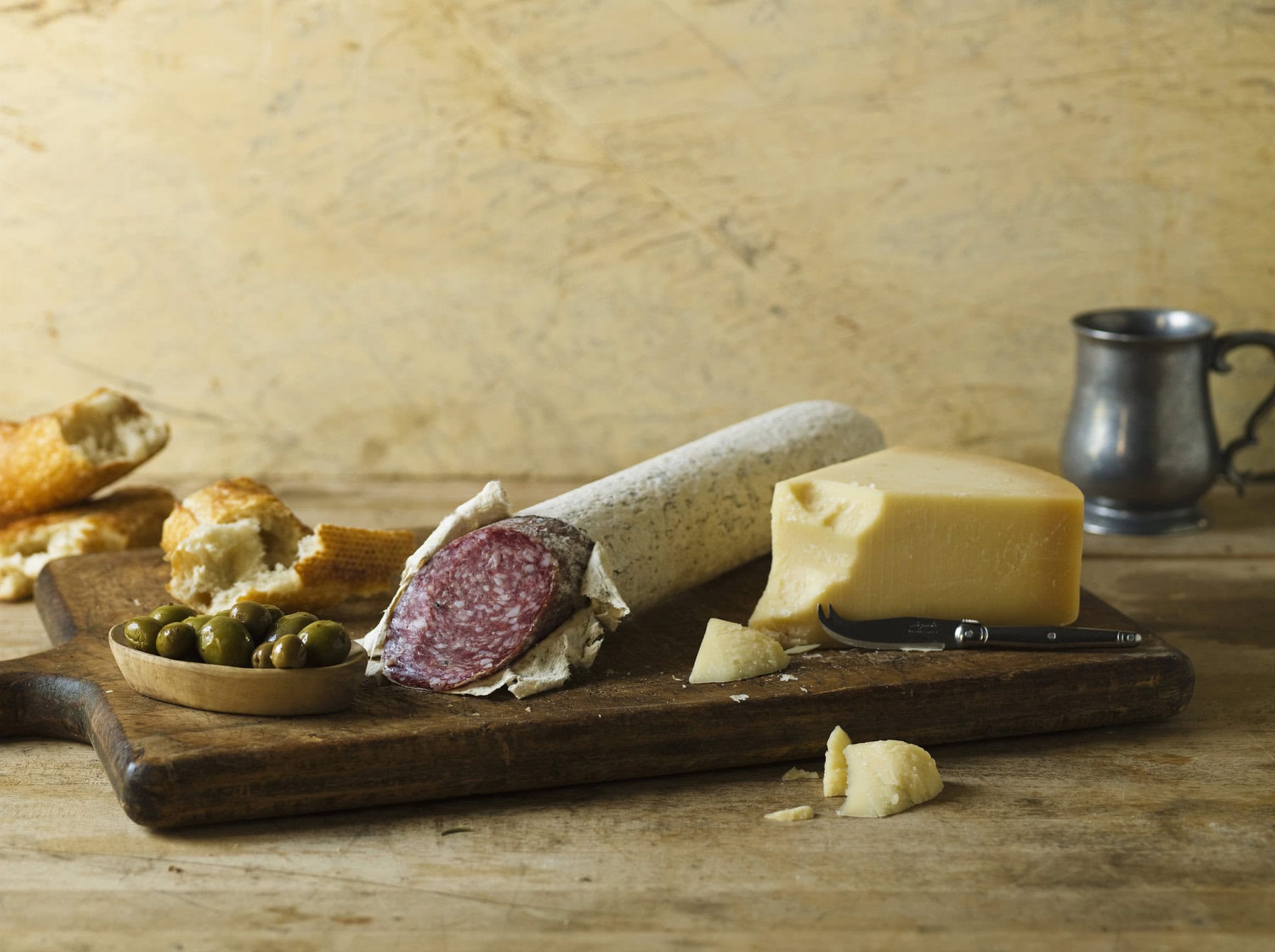 kaas,wijn,brood,olijven,eten