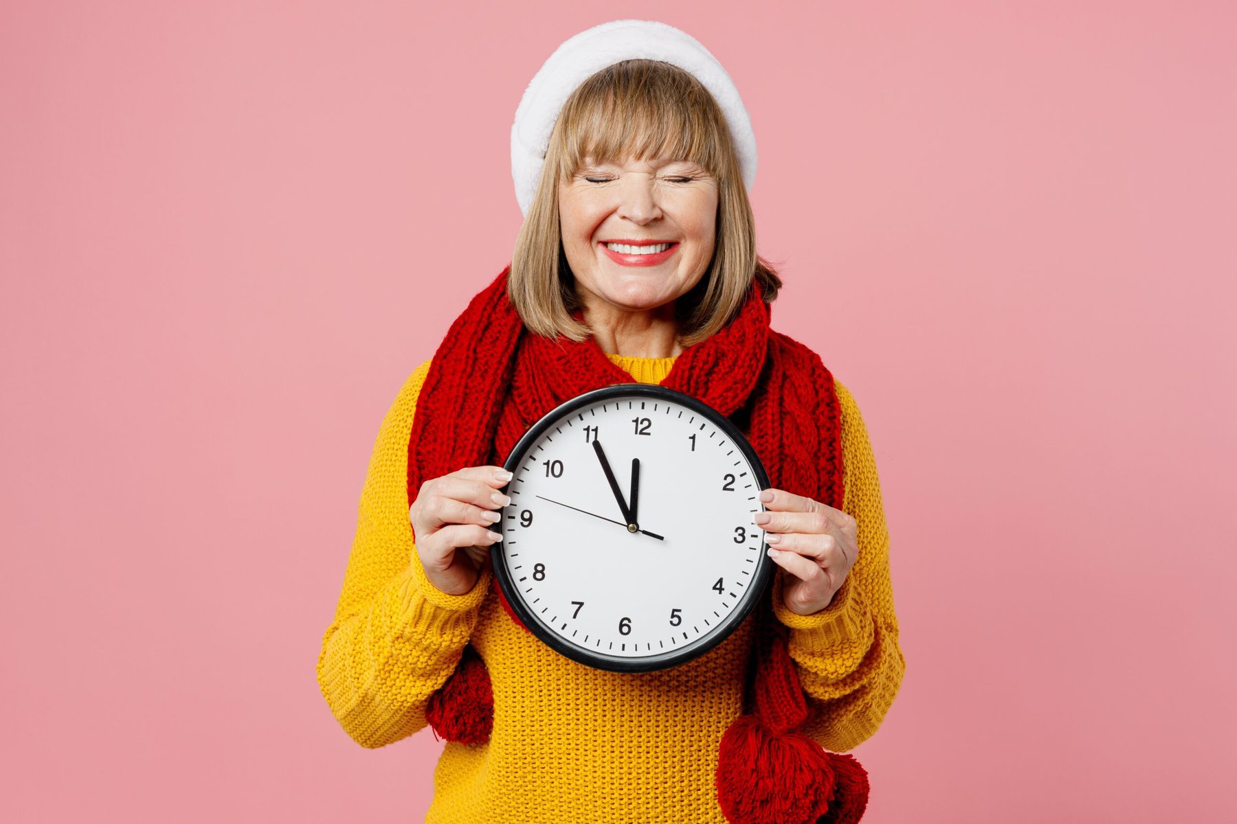 nieuwjaar,humor,klok,dame,vrouw,senior,kerstmuts,oudjaar