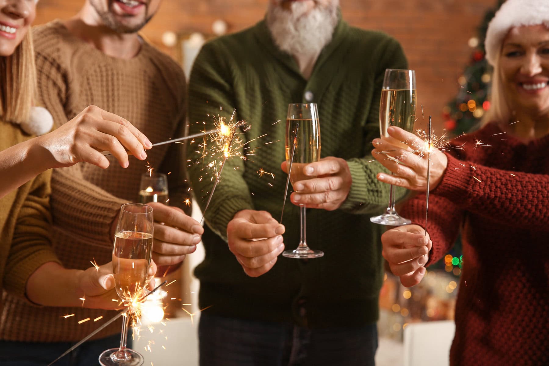 feest,kerstmis,nieuwjaar,vuurstokjes,champagne,toasten,senioren,bubbels
