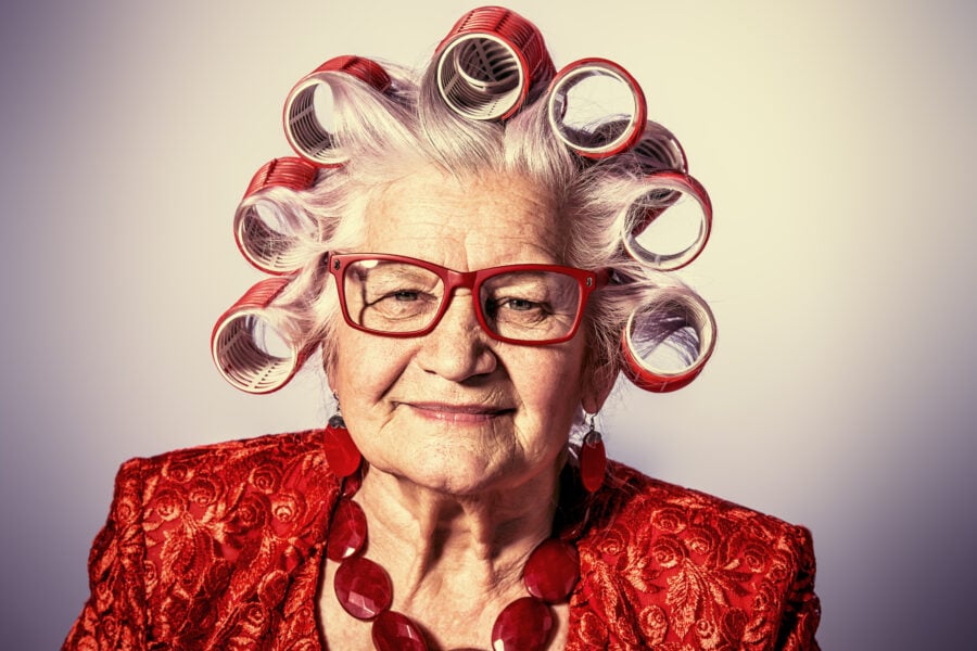 vrouw,senior,dame,humor,portret,grappig,bril,haarspelden