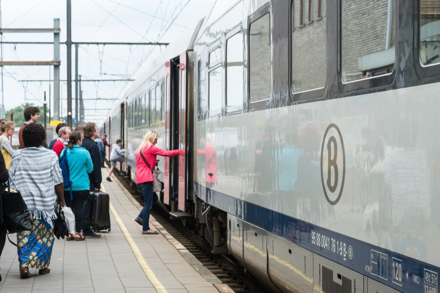 trein,nmbs,reizen,station,perron,opstappen,instappen