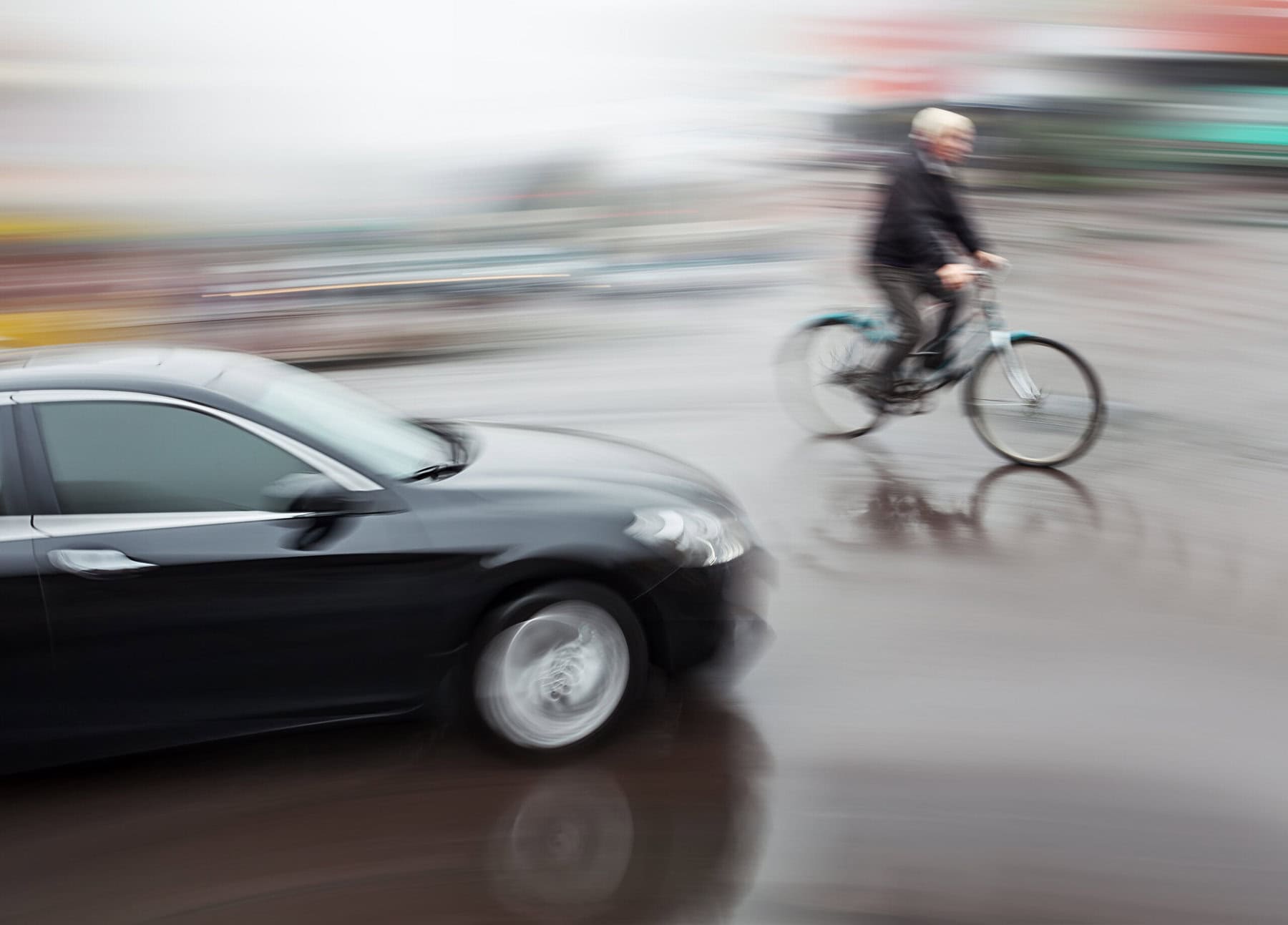 verkeer,veiligheid,fietser,senior,auto,wagen,rijden,regen