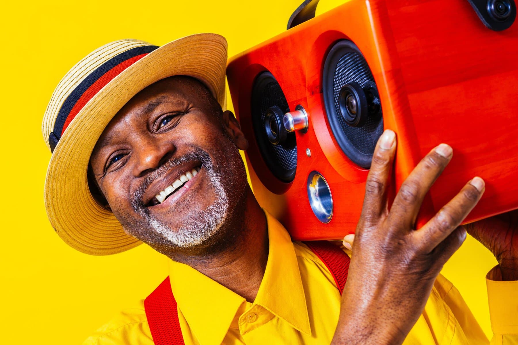 man,senior,gekleurd,diversiteit,lachen,muziek,grappig,portret,radio