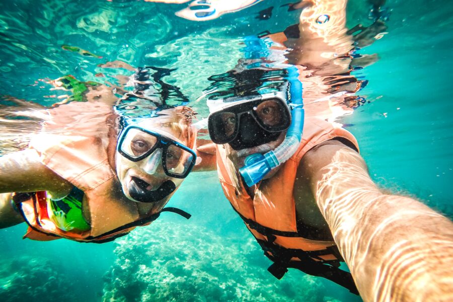 koppel,selfie,water,zwemmen,snorkelen,duiken,senior,vakantie,reizen