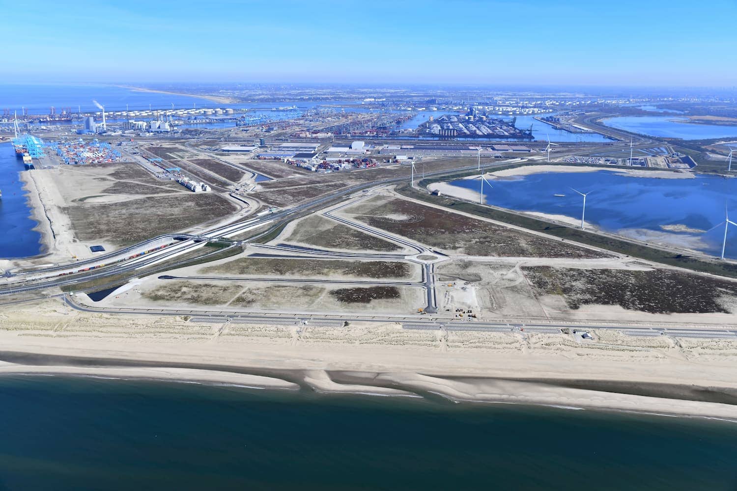 Luchtfoto Distripark Maasvlakte West Havenbedrijf Rotterdam Danny Cornelissen Juni 2020