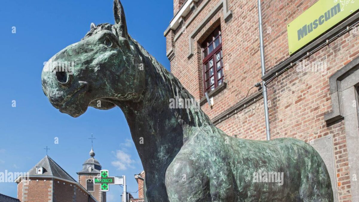 Statue Of The Stallion Brillant In Front Of Belgian Draught Horse Belgisch Trekpaard Museum At Vollezele Galmaarden Flemish Brabant Belgium 2rtj98x
