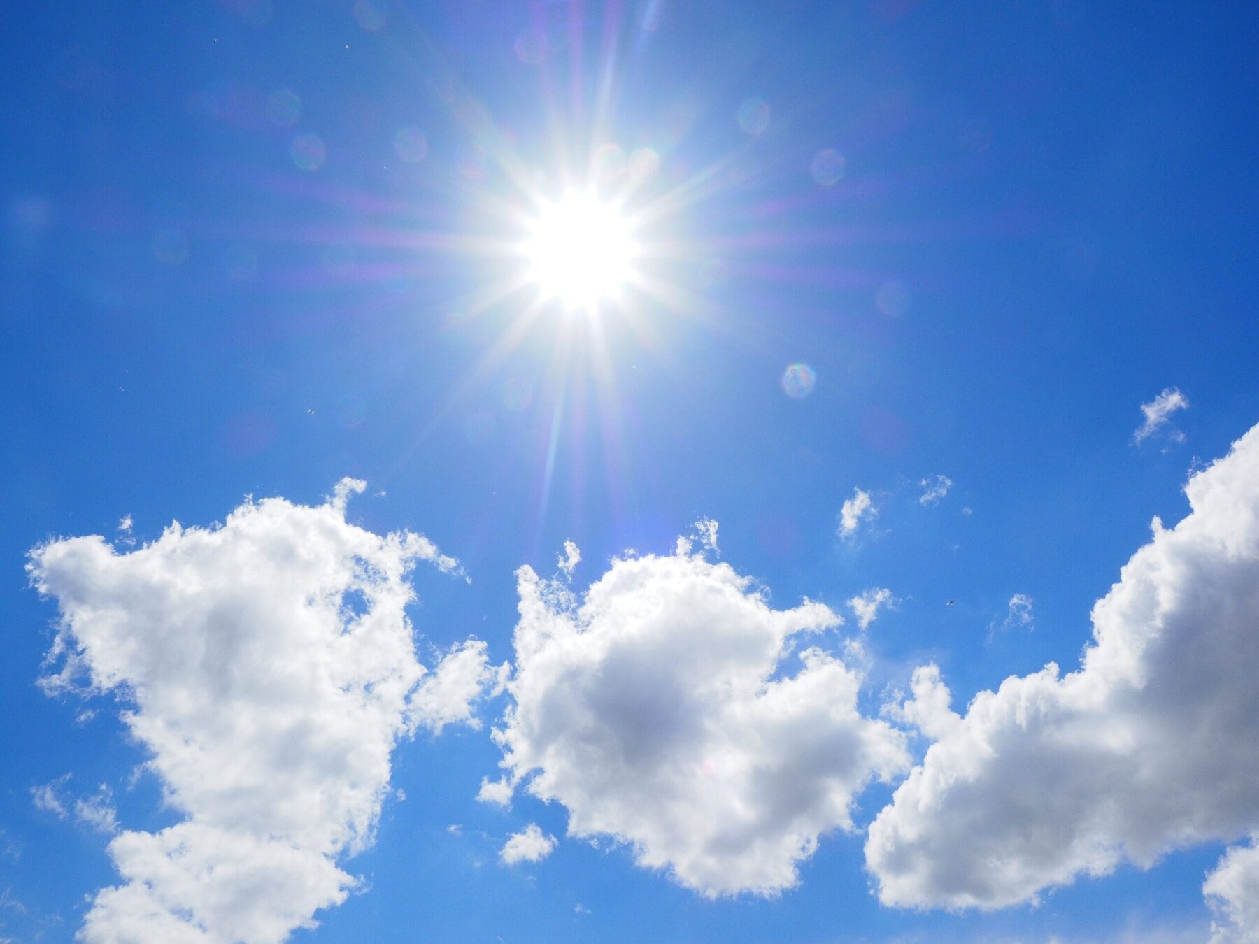 wolken blauwe lucht zon