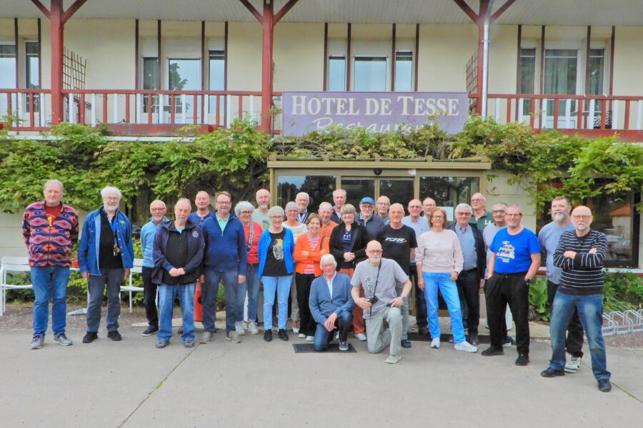 De Bijna Voltallige Groep Voor Het Hotel In Bagnoles De L’orne